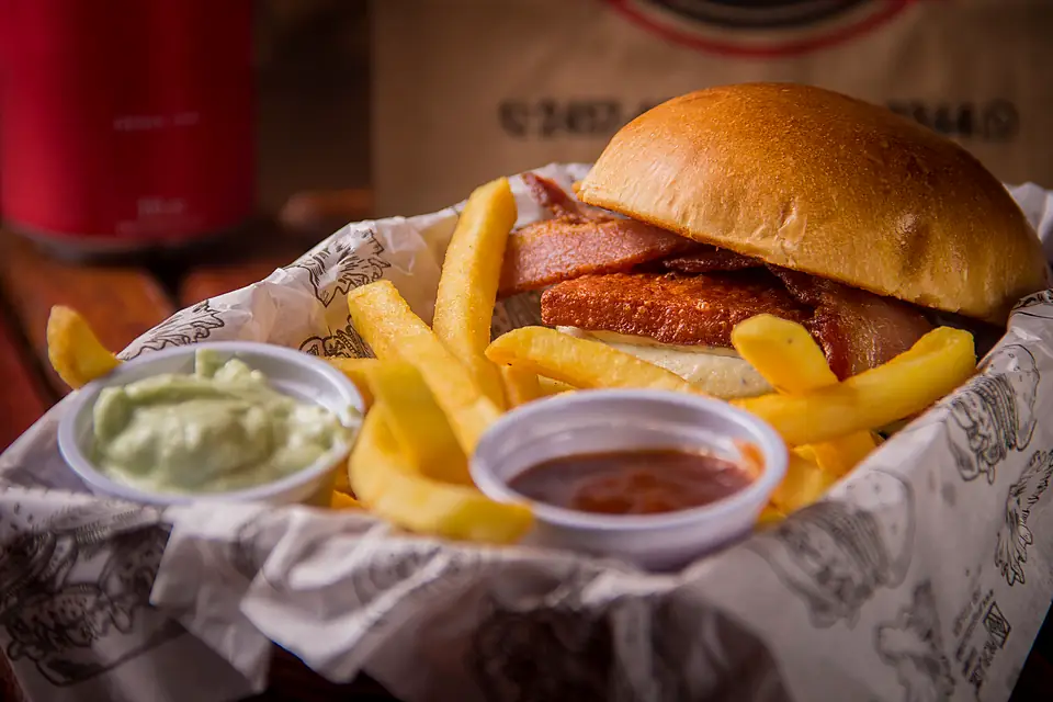 Burger dan kentang goreng